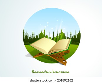 Religiöses islamisches Buch Quran Shareef mit grüner Silhouette der Moschee auf Naturhintergrund für den heiligen Monat der muslimischen Gemeinde Ramadan Kareem.