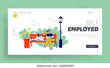 Página de inicio del sitio web de trabajo independiente remoto, trabajo por cuenta propia. Autores independientes sentados en el parque trabajando a distancia en una laptop. Banner de la página web de caracteres autónomos. Ilustración de vectores planos de caricatura, arte de línea