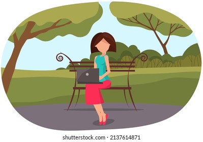 Fernarbeit, Freizeit- oder Fernunterricht, Outdoor-Aktivitätskonzept. Mädchen mit Laptop sitzend im Wald oder Park. Junge Frau mit Computer arbeiten oder lernen, chatten. Lady sitzt auf Holzbank