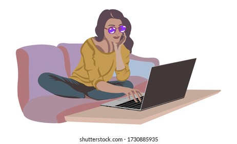 Trabajo a distancia, concepto de oficina en el hogar, la mujer trabaja en un ordenador mientras se sienta en un sofá en casa.