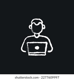 Icono de tiza lineal de trabajo remoto. Autónomo con efecto de dibujo manual de la laptop. Ilustración negra aislada por vectores