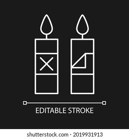 Entfernen Sie das Symbol für dunkles Design, das die weißen, linearen Etiketten für die Kerzenumhüllung enthält. Dünne, anpassbare Illustration für Produktanweisungen. Einziges Vektorkontursymbol für den Nachtmodus. Bearbeitbarer Hub