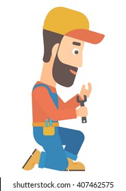 Repairman sosteniendo el spanner.