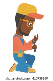 Repairman sosteniendo el spanner.