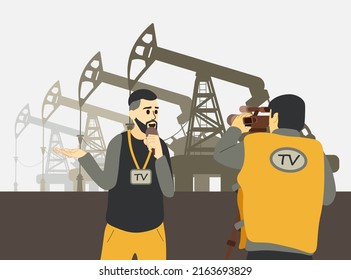 Un reportero con un camarógrafo está informando sobre los antecedentes de las plataformas petroleras y la producción. Día Mundial del Periodista. Prohibición de la compra de petróleo. Bombas de derrick de petróleo, gasolina