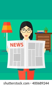 Periodista leyendo periódico.