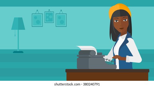 Reportero trabajando en máquina de escribir.