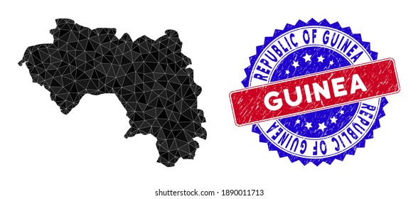 Mapa de malla poligonal de la República de Guinea con triángulos rellenos, e imitación de estampado bicolor impuro. Mapa triangular de la República de Guinea con modelo vectorial de malla, los triángulos tienen tamaños aleatorizados,