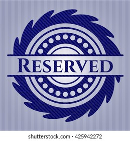 Insignia reservada con textura jean