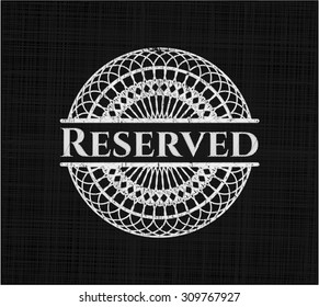 Reservierte Tafelschilder auf einer Tafel