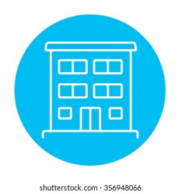 Ícone de linha de construção residencial para web, celular e infográficos. Ícone branco vetorial no círculo azul claro isolado no fundo branco.