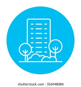 Edificio residencial con icono de línea de árboles para web, móviles e infografías. Icono de blanco vector en el círculo azul claro aislado en fondo blanco.