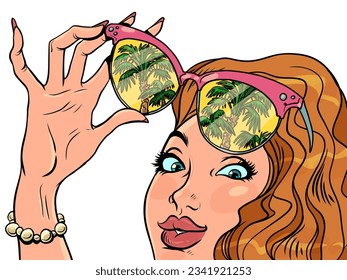 Descanse de vacaciones, de vacaciones. Una mujer con una manicura sujeta gafas de sol, y su cara mira a las palmeras. Reflexión en gafas.
