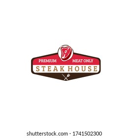 Logotipo de restaurante o comedor en marco hexagonal con texto, carne, tenedor y espátula aislados en traje de fondo blanco para identidad y logotipo del restaurante de carne