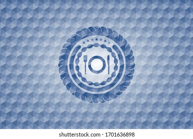 Restaurantsymbol in blauem Emblem oder Abzeichen mit geometrischem Musterhintergrund.