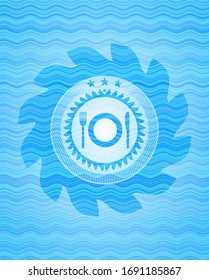 ícono de restaurante dentro del emblema del estilo azul cielo de agua.
