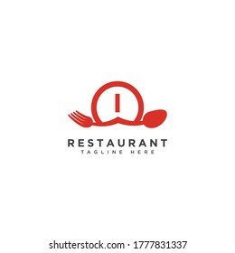 Diseño del logotipo de la carta inicial del restaurante. Horquilla y cuchara dentro de círculos enmarcar el logotipo de la gema