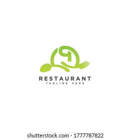 Diseño inicial del logotipo Carta Q en el restaurante. Horquilla y cuchara dentro de círculos enmarcar el logotipo de la gema
