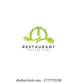 Diseño inicial de la carta T del restaurante. Horquilla y cuchara dentro de círculos enmarcar el logotipo de la gema