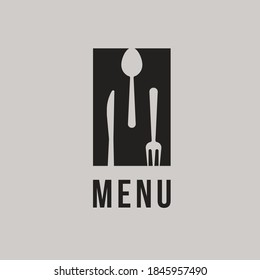 Concepto del logotipo del restaurante, silueta negra abstracta, letra M con cuchara, tenedor y cuchillo en el espacio negativo de la letra. Logotipo vectorial creativo