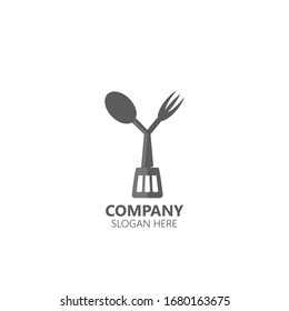 logo del restaurante con forma de horquilla, cuchillo y espátula