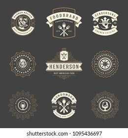Las plantillas de diseño de logotipos de restaurante configuran la ilustración vectorial. Es bueno para el menú del restaurante y las insignias de la cafetería. Tipografía de época y siluetas.