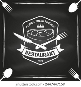 Restaurant-Shop, Speisekarte auf der Tafel. Vektorillustration. Klassisches Grafikdesign für Logo, Etikett, Abzeichen mit Steak, Gabel und Messer. Kochen, Küche Logo für Menü Restaurant oder Café.