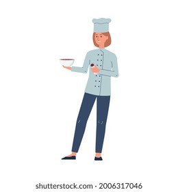 El personal del restaurante, el chef de la cafetería con uniforme. Carácter femenino sonriente cocinando con tazón y especias en la mano. Ilustración vectorial de caricatura plana aislada en fondo blanco