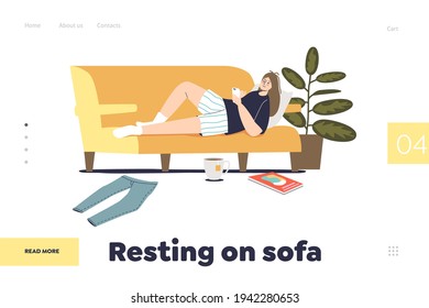 Descanso en el concepto de sofá de la página de aterrizaje con una mujer tendida con smartphone en el salón durante el fin de semana relajante, mensajería y navegar por Internet. Dibujo vectorial plano de dibujos animados
