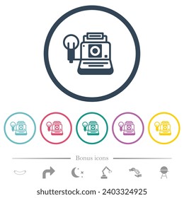 Iconos de color plano de cámara retro en contornos redondos. 6 iconos de bonificación incluidos.