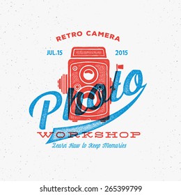 Etiqueta de taller fotográfico de cámara retro o plantilla de logotipo con tipografía y texturas Shabby. Aspecto de impresión vintage. Bueno para carteles, identidad, camisetas, etc.