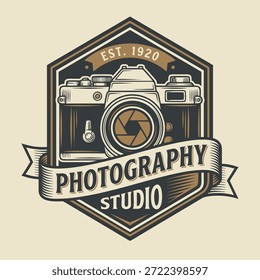 Emblema retro con una cámara vintage y la Fotografía de texto Studio Est 1920
