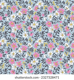 Retro Blumenmuster in kleinen Blumen. Kleine rosa-weiße Blumen, gelbe Beeren. hellblauer Hintergrund. Ditsy-Druck. Bloraler, nahtloser Hintergrund. Delikate Vorlage für Modedrucke. Stock-Vektorgrafik.