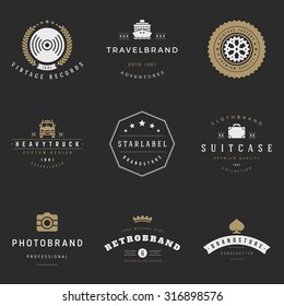 Conjunto de vectores de Logotipos Retro. Elementos de diseño de gráficos antiguos para logotipos, identidad, etiquetas, insignias, cintas, flechas y otros objetos. 