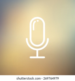 Línea delgada del icono del micrófono retro para web y móvil, moderno diseño minimalista plano. Icono blanco vectorial en el fondo de malla gradiente.