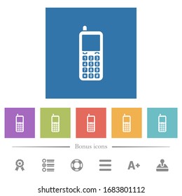 Iconos blancos planos de teléfonos móviles retro en fondos cuadrados. 6 iconos de bonificación incluidos.