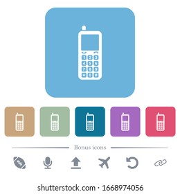 Iconos planos planos de color blanco de los teléfonos móviles retro en fondos cuadrados redondeados de color. 6 iconos de bonificación incluidos