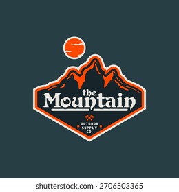Logotipo de montaña retro en naranja y azul oscuro, que simboliza la aventura, la fuerza y la naturaleza. Perfecto para marcas de suministros para exteriores, senderismo o viajes.
