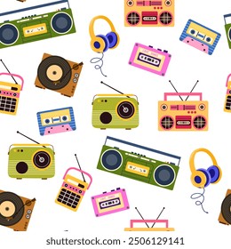 Patrón de música retro. Fondo sin fisuras con casetes antiguos, boomboxes, tocadiscos, grabadoras de cinta y vinilos en estilos de los años 60 y 70. Repitiendo textura para imprimir. Ilustración vectorial plana de color