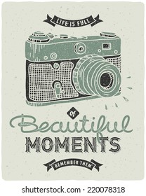 Afiche retro con cámara de fotos y cita "la vida está llena de momentos hermosos - recuerden a ellos"