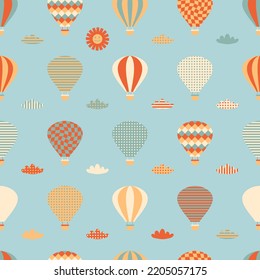 Retro nahtloses Muster mit Heißluftballons, Wolken und Sonne. Perfekter Druck für Tee, Textilien, Papier und Stoff. Einfache Vektorgrafik für Oberflächendesign.

