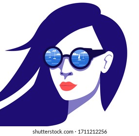Afiche de estilo retro con cara de mujer hermosa en lentes de sol. Mar y yates en reflexión. Largo cabello suave y oscuro revoloteando en el viento. Chica mirando el agua azul y el cielo nublado. 