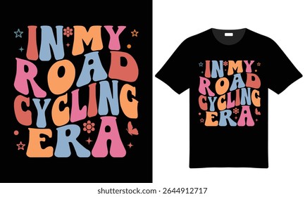 Design de camisa estilo retro com a frase In My Road Cycling Era em colorido estilo 70s letras com flor e borboleta acentos.