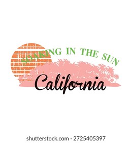 Ilustração de vetor estilo retro com texto Soaking no Sol Califórnia. Design tropical com pôr do sol laranja e silhueta de palmeiras rosa. Textura angustiada para impressão de camiseta e logotipo de verão.