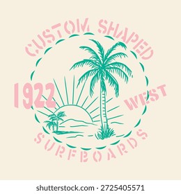 Ilustración vectorial de estilo retro de una playa tropical con palmeras y puesta de sol. El texto dice Custom Shaped Surfboards 1922 West. Diseño de colores pastel para estampado de camisetas, logotipo, insignia y etiqueta.
