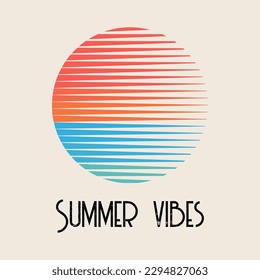 Puesta de sol retro en el mar (océano) con silueta de sol y agua. Logo de estilo vintage o diseño de iconos con texto de vibraciones de verano aislado en fondo pastel. Ilustración vectorial.