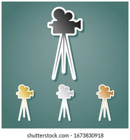 Retro-Videokamera auf Stativzeichen. Satz von metallischen Symbolen mit grauem, goldenem, silbernem und bronzem Farbverlauf mit weißer Kontur und Schatten auf viridfarbenem Hintergrund. Illustration.