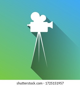 Cámara de grabación de vídeo retro en el signo del trípode. Icono blanco con sombra ilimitada gris sobre fondo verde a azul. Ilustración.