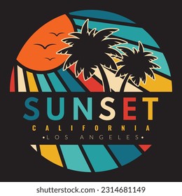 Insignias del logo de la marca Retro vintage California sunset en los gráficos de fondo negro para camisetas y otras producciones de impresión. Ilustración vectorial para el diseño. concepto de los años 70. 