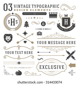 Elementos de design tipográfico vintage retro. Setas, rótulos, fitas, símbolos de logotipos, coroas, redemoinhos de caligrafia, ornamentos e outros.